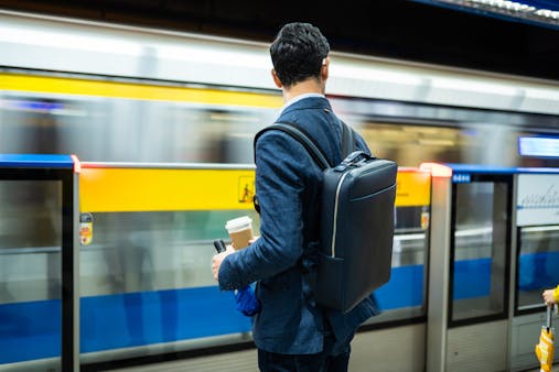 リュックが肩こりを引き起こす？肩こりしにくいリュックの背負い方も紹介