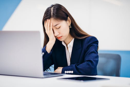 肩こりによって眠気が生じる？肩こりと眠気の関係性や対処法を解説
