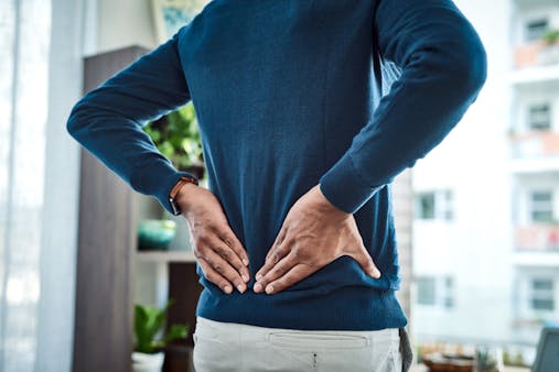 立ち仕事が腰痛の原因に！？正しい立ち方やストレッチ方法を解説
