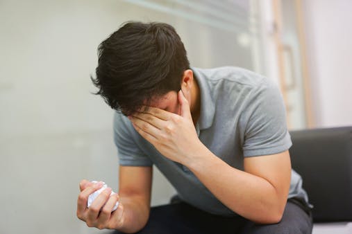 首こりがうつ病を引き起こす？現れる症状や原因と効果的な解消法