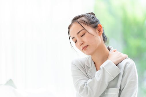 温めると肩こりが改善される仕組みとは？温め方や注意点を解説