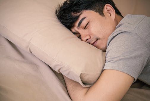 睡眠が浅いのはなぜ？睡眠の質を良くするためのポイントも紹介