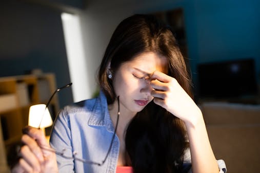 眼精疲労が肩こりの原因に？原因や対処法・予防法について詳しく紹介