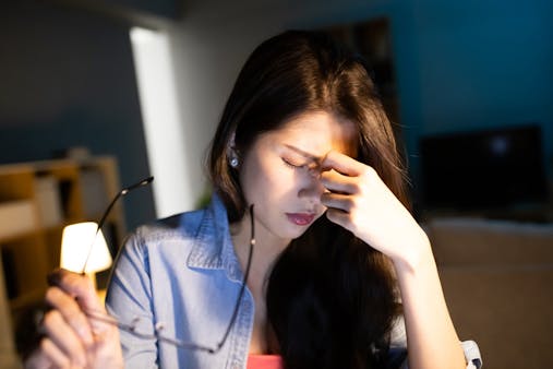 眼精疲労が頭痛の原因に！症状や対処法を詳しく解説