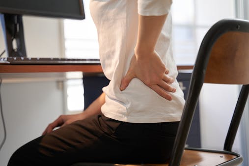 便秘が原因で腰痛に？便秘と腰痛の関係性や症状の改善方法を解説