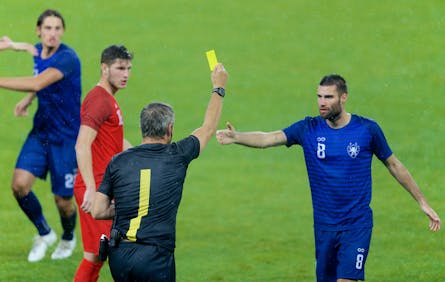 サッカーにおけるイエローカードを徹底解説 10分間退場処分の新ルール導入 Kencoco ケンココ サッカーにおけるイエローカードを徹底解説 10分間退場処分の新ルール導入 Kencoco ケンココ