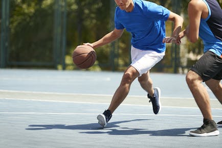 バスケットボールのドリブルについてとことん解説 種類 技 コツ 練習方法 Kencoco ケンココ バスケットボールのドリブルについてとことん解説 種類 技 コツ 練習方法 Kencoco ケンココ