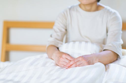寝起きに感じる肩こりの原因は？寝具の選び方や理想の寝姿勢を紹介