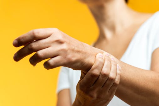 肩こりによる手のしびれの原因と対処法を詳しく解説