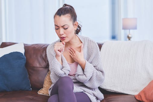 くしゃみや咳で腰痛？考えられる疾患と痛みが和らぐくしゃみの仕方
