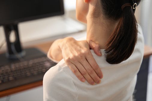 肩こりの原因は筋肉の腫れ？肩こりと腫れの関係性について詳しく解説