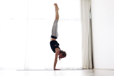 初心者の壁 倒立の効果的な練習方法と4つのコツを紹介 Kencoco ケンココ 初心者の壁 倒立の効果的な練習方法と4つのコツを紹介 Kencoco ケンココ