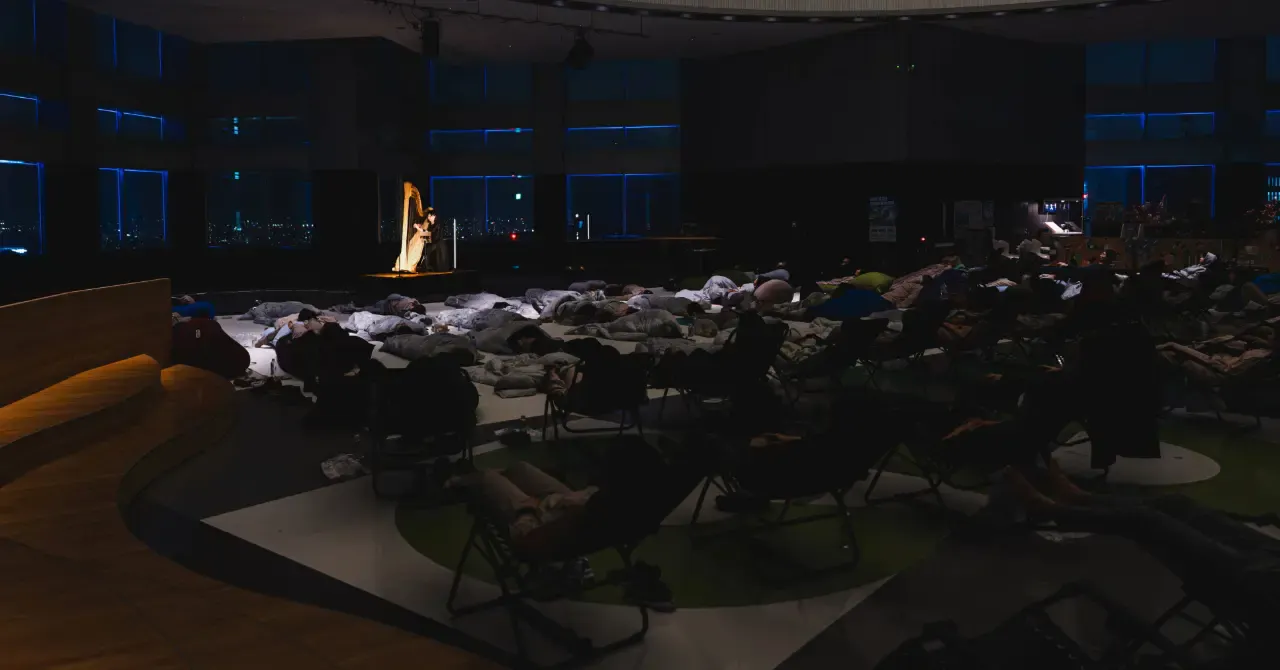 金曜の夜、地上202メートルの展望台で出会う「眠りのためのプレリュード」