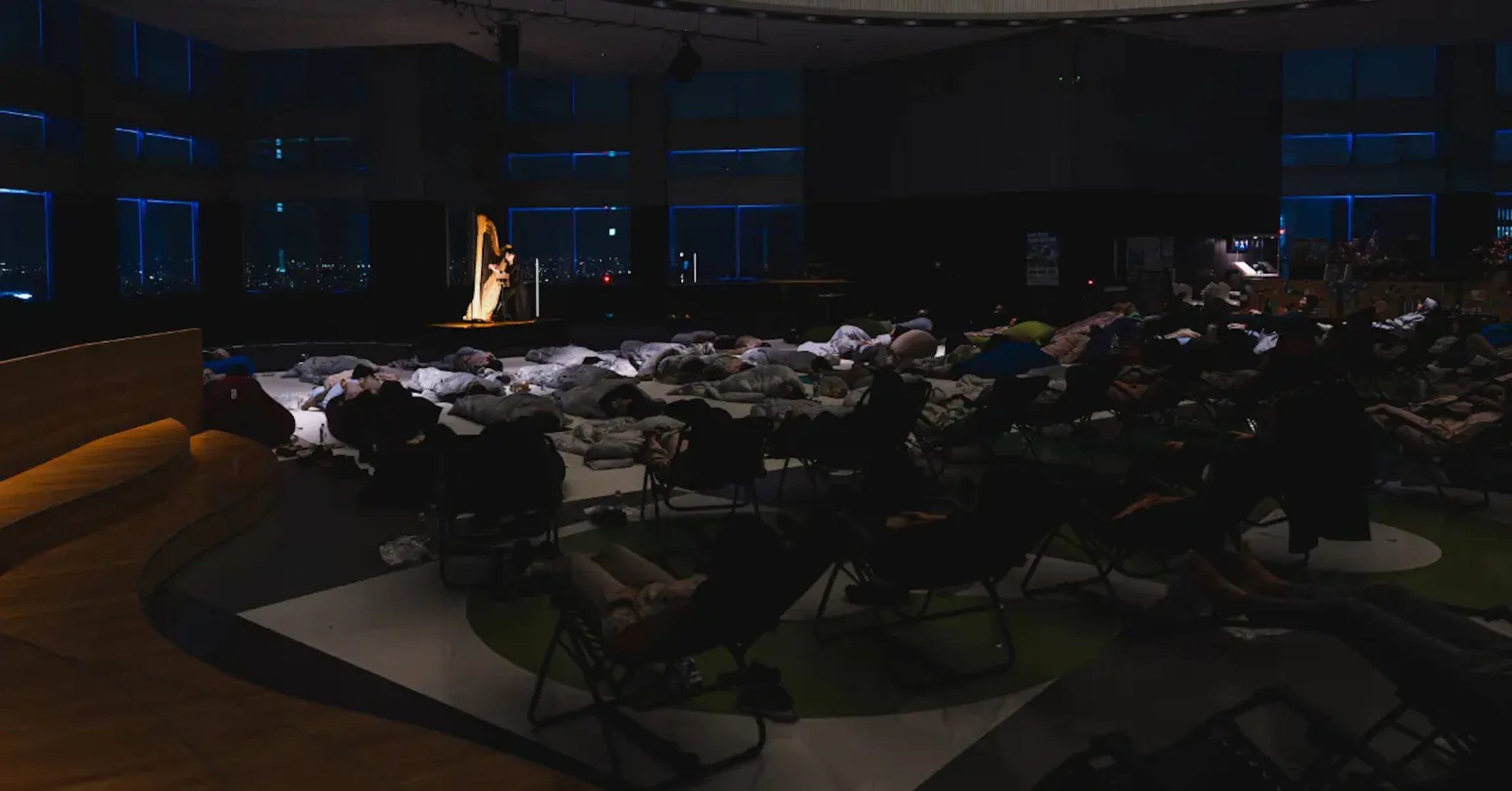 金曜の夜、地上202メートルの展望台で出会う「眠りのためのプレリュード」