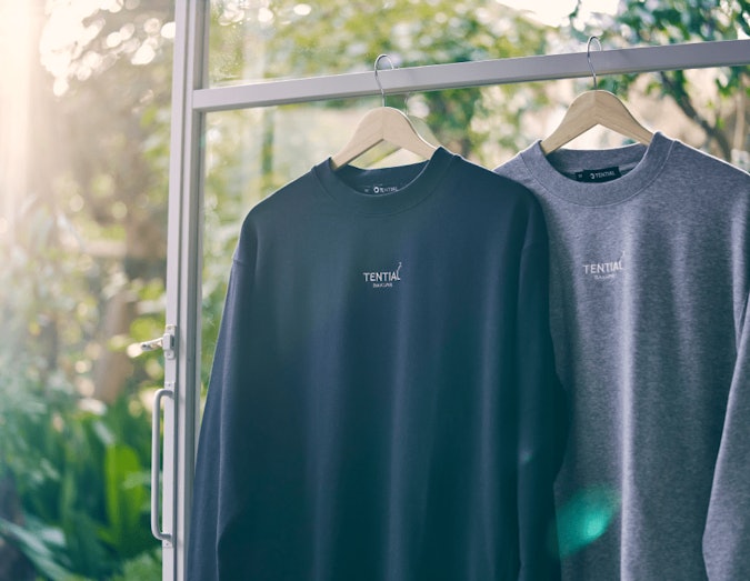 ハンガーで吊るされるリカバリーウェア『BAKUNE』