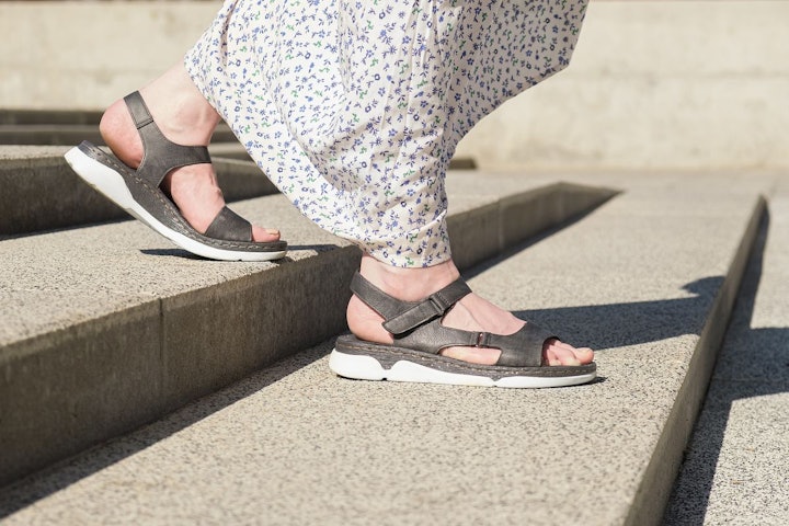 リカバリーサンダルは足が疲れない?普通のサンダルとの違いや選び方を解説